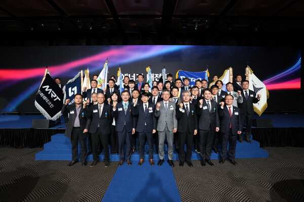 ▲안세창 기후에너지부 실장, 박병춘 에너지공단 부이사장 등 관계자 및 수상자들이 단체 기념촬영을 하는 모습.