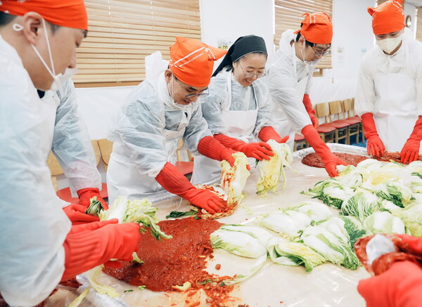 ▲김부헌 부사장(왼쪽 두번째)을 비롯한 지역난방공사 봉사단체 '행복나눔단'이 사랑나눔김장봉사를 하고있다.