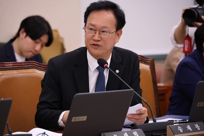 ▲ 송재봉 의원이 산업통상부를 상대로 한 국정감사에서 질의하는 모습.