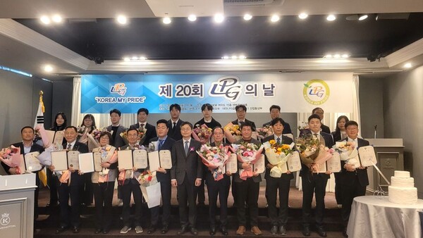 ▲ 이강하 시흥엘피지산업 대표 등 20명의 산업통상부 장관상 수상자들이 윤창현 산업부 자원산업정책국장과 단체 기념 촬영을 하고 있다.