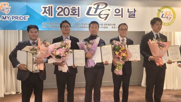 ▲ 국회 산업통상자원중소벤처기업위원장 표창을 받은 김창덕 조이에너지 대표, 박성식 케이원에너지 대표, 정영은 반도에너지 대표 등 5명의 수상자들이 기념 촬영을 하고 있다.