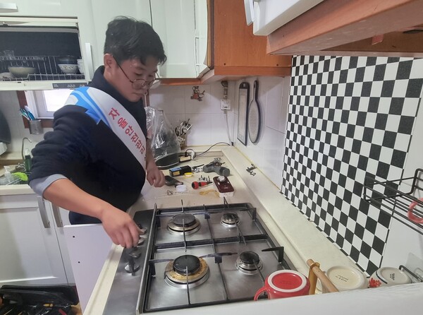 ▲삼천리 직원이 취약계층에 가스타이머콕을 설치하고 있다.