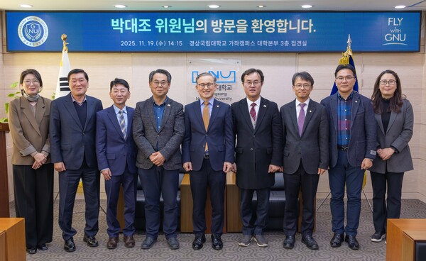 ▲ 박대조 대통직속 국가AI전략위원회 자문위원이 경상국립대 가좌캠퍼스 본관 총장실에서 간담회를 마친 후 기념촬영을 하고 있다.