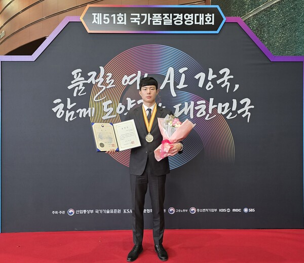 ▲19일 코엑스에서 개최된 ‘제51회 국가품질경영대회’에서 장효진 가스기술공사 대리가 우수 품질분임조 제안사례 부문 대통령상 은상과 품질경영 유공 개인 부문 한국표준협회장 표창을 수상했다.