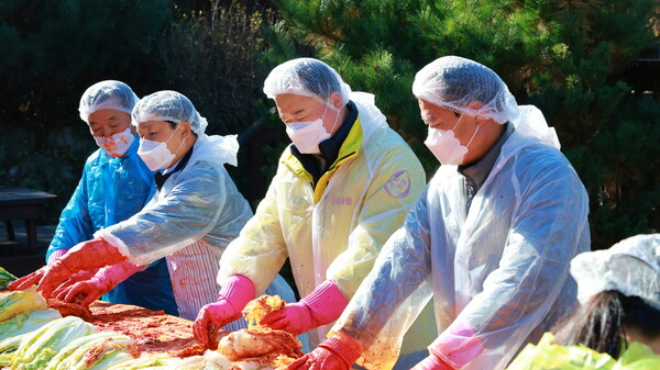 ▲ ‘2025년 사랑의 김장나눔 봉사활동’을 진행하고 있다.