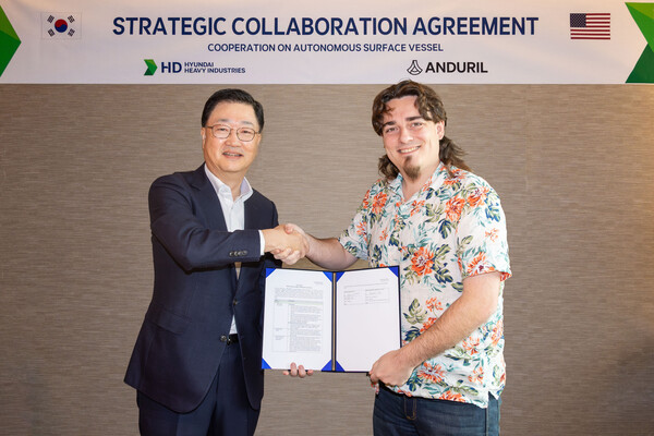 ▲ 최근 서울 중구 웨스틴 조선호텔에서 HD현대중공업 주원호 사장(사진 왼쪽)과 안두릴 팔머 럭키 공동 설립자가 ASV 설계 및 건조계약을 체결하는 모습.