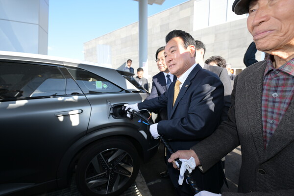 ▲ 수소충전소 개소식 후 백성현 논산시장을 비롯 참석자들이 수소충전 시연을 하고 있다.