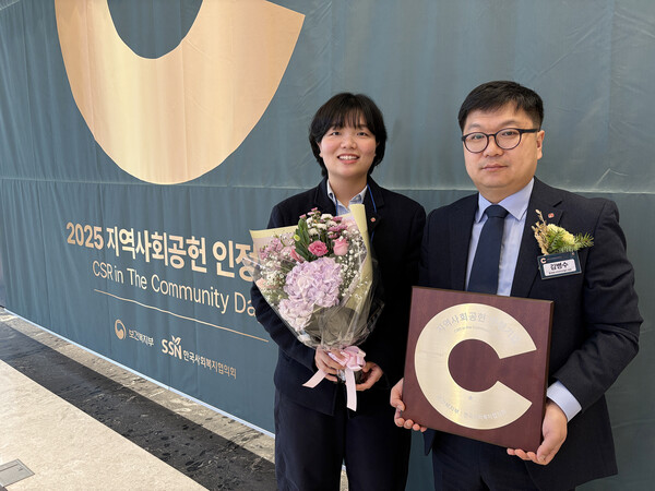 ▲롯데에너지머티리얼즈 직원들이 '2025 지역사회공헌 인정기업' 수상 기념 사진을 찍고 있다.