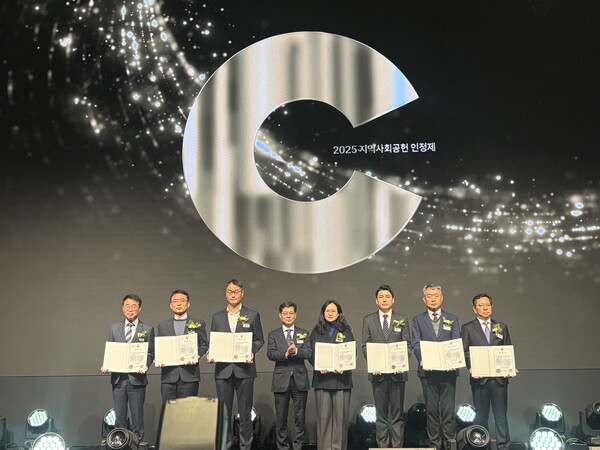 ▲ 박한식 해양환경공단 기획조정실장(우)이 25일 ‘2025년 지역사회공헌 인정의 날’에서  보건복지부장관 표창을 수상한 후 기념 촬영을 하고 있다.