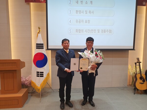 ▲ 임상묵 당진시LPG판매협회장(우)이 한국가스안전공사 사장 단체 표창을 수상한 후 박용석 충남본부장(좌)과 기념 촬영을 하고 있다