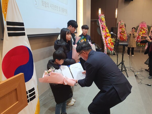 ▲ 임상묵 회장이 교육장 표창을 수상한 원당초교, 한정초교, 순성중, 수청중 학생들에게 장학증서를 수여하고 있다.