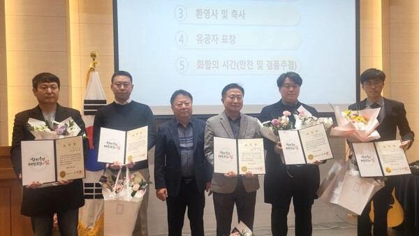 ▲ 남승홍 충남도 탄소중립경제과장(좌 3번째)이 도지사표창 수상자인 주민철 평화가스 대표, 최인석 한일가스 대표 등수상자들과 기념 촬영을 하고 있다.