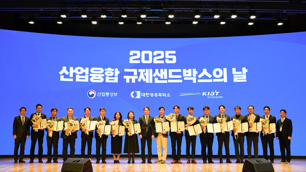 ▲ 김부기 스탠다드에너지 대표(왼쪽에서 두번째)가 산업통상부 장관 표창을 수상하고 기념촬영을 하고 있다.