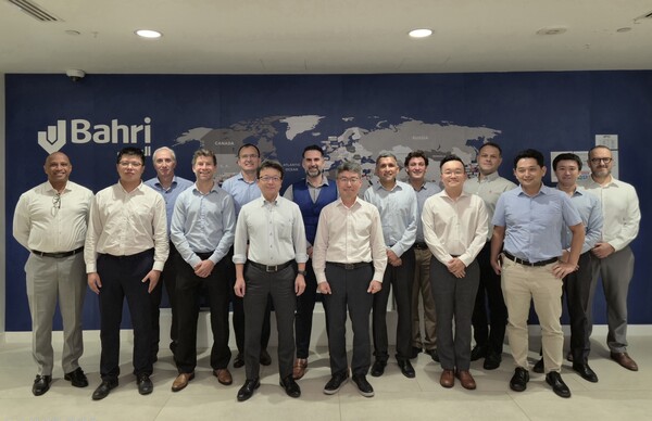 ▲두바이에서 열린 2025 TSCF 회의에서 의장인 김연태 KR 부사장(앞줄 왼쪽 다섯번째)과 회원사 대표자들이 기념촬영을 하고 있다.