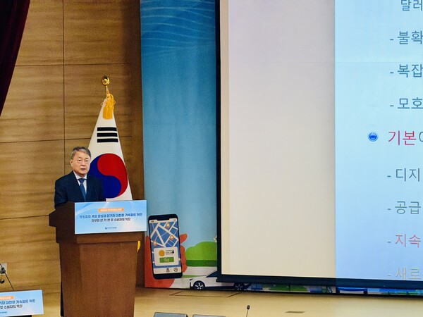 ▲ 이항구 한국자동차연구원 연구위원이 2025 전기차리더스포럼에서 NDC 목표 달성을 위한 정책과제를 주제로 발표하고 있다.
