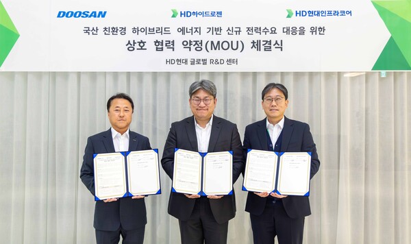 ▲ 오승환 HD하이드로젠 상무(가운데)가 ’국산 친환경 하이브리드 에너지 체계 기반 신규 전력 공급 시장 대응 및 기술 협력‘을 체결한 후 이승준 두산퓨얼셀 본부장(좌), 전성호 HD현대인프라코어 상무(우)와 기념 촬영을 하고 있다.
