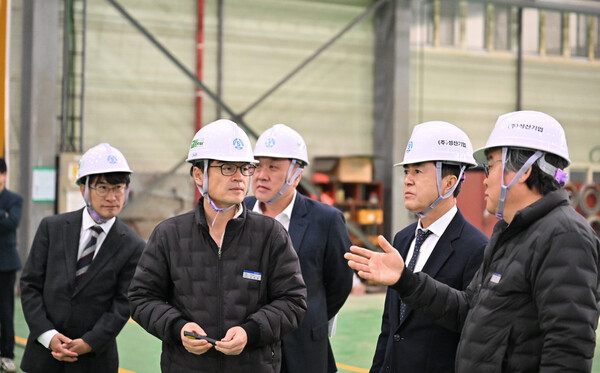 ▲ 김태흠 충남지사가 수소발전소 현장을 둘러보고 있다.