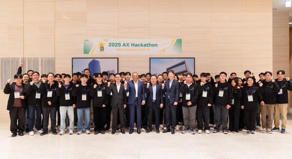▲ 안와르 알 히즈아지 S-OIL CEO(앞줄 좌 8번째)가 사내 AX 해커톤 대회 참가자들과 기념 촬영을 하고 있다.