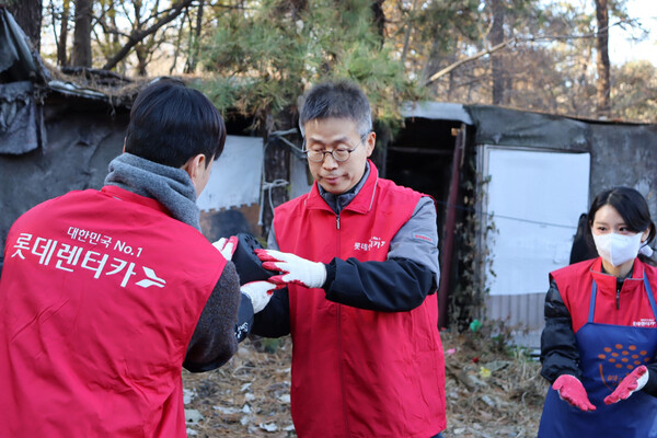 ▲ 최진환 롯데렌탈 사장이 지난달 28일 서울 강남구 구룡마을에서 진행된 연탄나눔 봉사활동에서 직접 연탄을 나르고 있다. (사진 롯데렌탈)