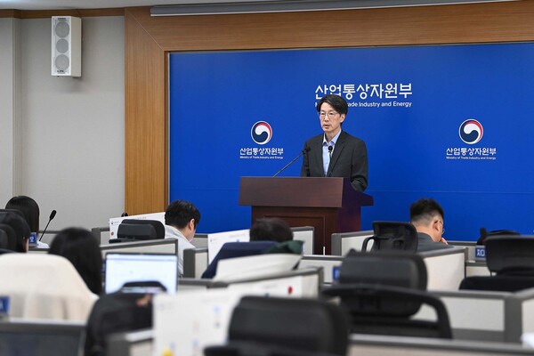 ▲ 11월 수출 시장은 반도체와 자동차의 호성적을 바탕으로 6개월 연속 증가세를 이어갔다. 사진은 지난 9월 서가람 산업통상자원부 무역정책관이 수출입동향을 브리핑하는 모습.