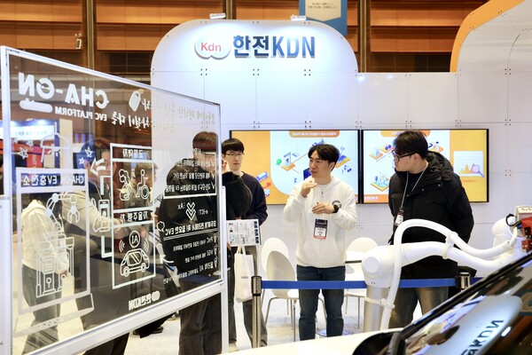 ▲한전KDN 관계자가 전시관을 찾은 관람객들에게 에너지 ICT 혁신기술을 소개하고 있다