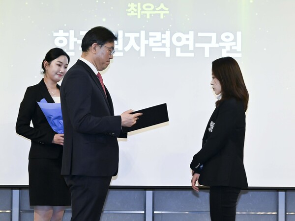 ▲홍순정 과학기술정보통신부 미래인재정책국장(왼쪽)이 최은영 원자력연구원 여성과학기술인 총괄담당관(책임연구원)에게 상을 수여하고 있다.