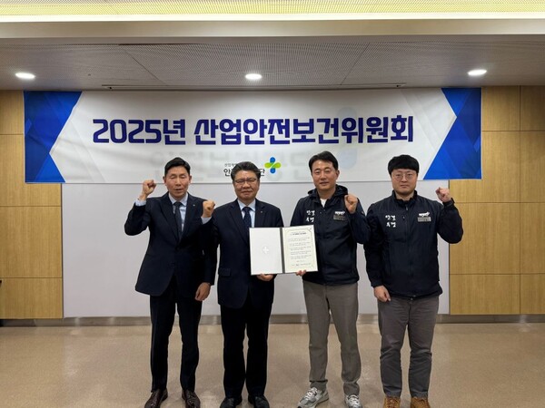 ▲ 김현중 안전보건공단 이사장이 황동준 노조 위원장 등과 ‘안전경영 강화 릴레이 결의대회’를 통해 노사 공동 실천 의지를 다지고 있다.