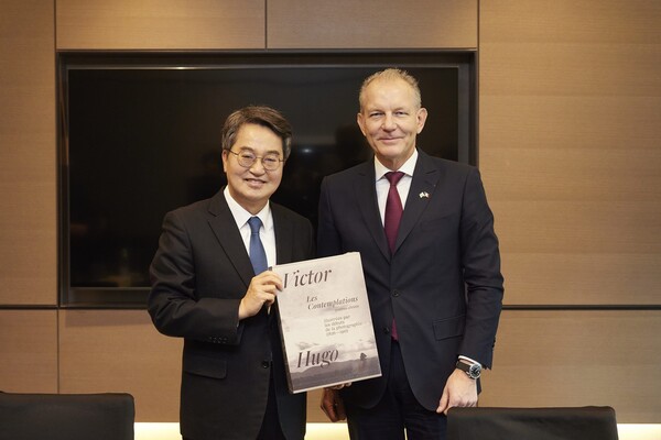 ▲ 김동연 경기도 지사(왼쪽)와 프랑수아 자코 에어리퀴드 회장이 2일 여의도 페어몬트 호텔 회의실에서 면담을 가졌다. 