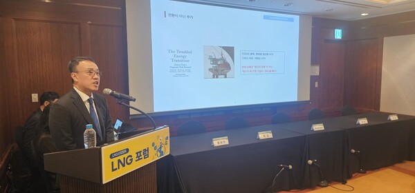 ▲ '제9회 LNG포럼'에서 최승신 C2S 컨설팅 대표가 '2026년 LNG 산업 및 시장 전망' 을 주제 발표하고 있다.