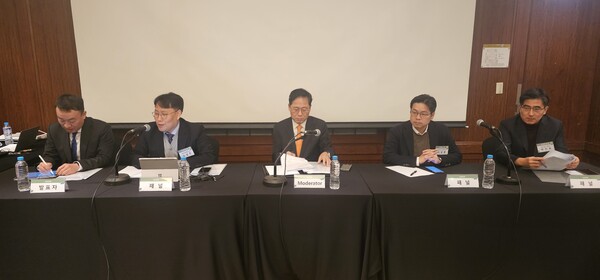 ▲ 김창규 LNG산업협회 부회장이 진행을 맡은 가운데 노남진 에너지경제연구원 가스정책연구실장, 이상준 서울과기대 에너지정책학과 교수, 박진표 법무법인 태평양 변호사가 패널토론을 하고 있다.