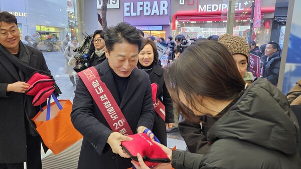 ▲이호현 차관이 시민들에게 방한용품을 나눠주며 에너지절약을 당부하고 있다.