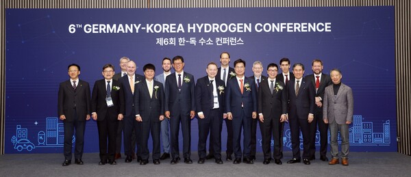 ▲ 제6회 한-독 수소 컨퍼런스에서 한국수소연합 김재홍 회장(왼쪽 다섯 번째), 게오르크 빌프리드 슈미트 주한독일대사(중앙)을 비롯한 참석자들이 기념촬영을 하고 있다.