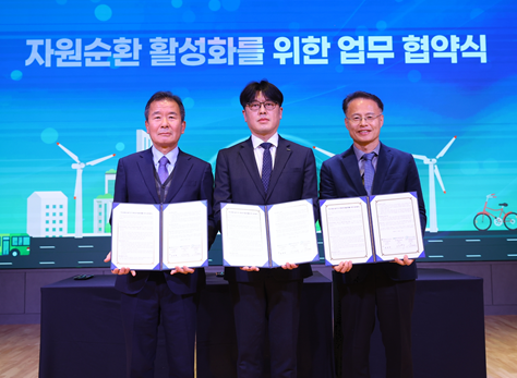 ▲ 김성민 석유관리원 ESG경영팀장(가운데)이 한국환경보전원, 한국기후·환경네트워크와 업무협약 후 기념 촬영을 하고 있다.