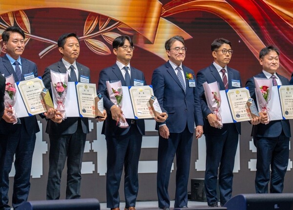 ▲ 대한민국 기술대상 시상식에서 전상훈 엘앤에프 소재개발연구소장(좌 3번째)와 김성열 산업부 산업기반실장(좌 4번째) 및 수상자들이 기념 촬영을 하고 있다.
