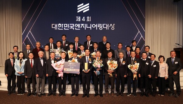 ▲수상 기업 관계자들이 단체 기념촬영을 하고 있다.