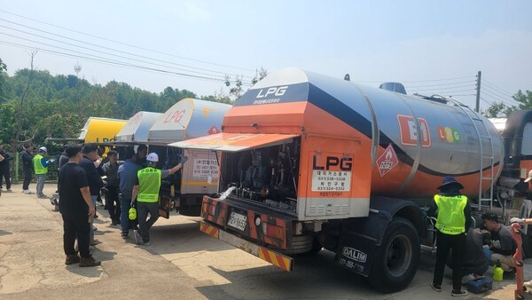 ▲ LPG충전소인 서일산업 용인충전소에서 판매업계가 벌크로리 순회점검 및 운전자 교육을 실시하고 있는 모습.