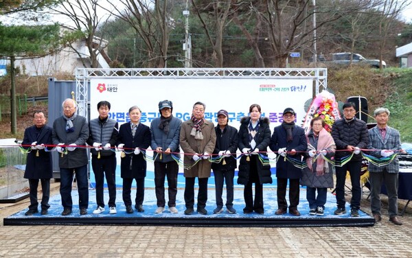 ▲ 가세로 태안군수가 안면읍 중규모 LPG 배관망 구축 사업 준공식’을 갖고 손승진 한국LPG사업관리원 원장 및 기관·단체장 등과 기념 촬영을 하고 있다.
