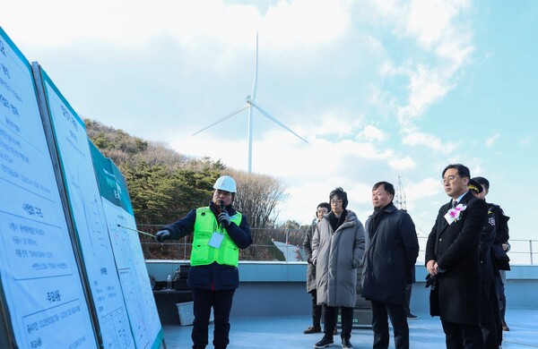 ▲이정복 서부발전 사장, 이원주 기후에너지환경부 에너지전환정책실장이 SK이터닉스 관계자로부터 설명을 듣고 있다.