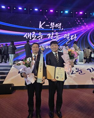 ▲ 한전원자력연료 정창진 사장(왼쪽)과 황인선 부장이 상장 수여 후 기념 촬영을 하고 있다.