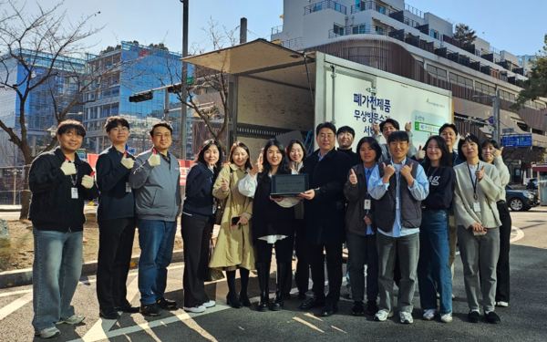 ▲ ‘폐전기·전자제품 수거 캠페인’에 참여한 판교R&D센터 임직원과 환경공단 관계자들이 기념 촬영을 하고 있다.