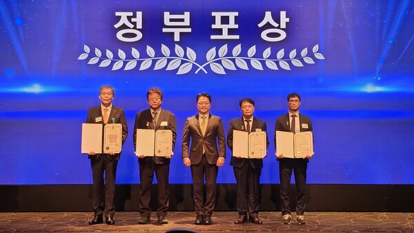 ▲ 문신학 산업통상부 차관(가운데)과 정부포상 수상자들이 기념촬영을 하고 있다.