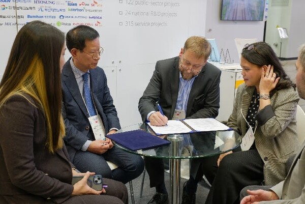 ▲ World Hydrogen EXPO 2025에서 미래연 채충근 대표와 독일 BAM의 Georg W. Mair 센터장이 LOI에 서명하고 있다.