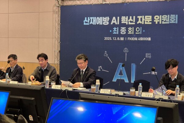 ▲ 김현중 한국산업안전보건공단 이사장(좌 3번째)이 산재예방과 AI개발에 관해 논의하고 있다.