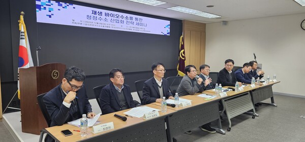 ▲ 이형술 한국에너지공대 교수가 좌장을 맡고, 정한규 경기도 과장, 김상범 현대자동차 팀장, 임재용 한국전력공사 변리사, 최현찬 두산퓨얼셀 수석연구원, 송형운 고등기술연구원 박사, 김영민 에코바이오홀딩스 부사장, 김영오 현대건설 책임연구원이 참석해 패널토론하고 있다.