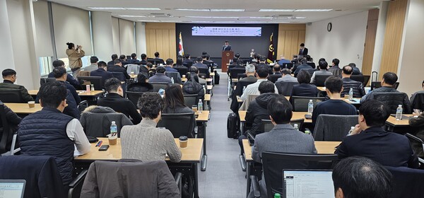 ▲ 한국천연가스수소충전협회, 한국천연가스수소차량협회, 탄소중립수소경제운동본부 공동 주관으로 9일 한국해운협회 대회의실에서 산학연 관계자 80여명이 참석한 가운데 ‘재생 바이오수소를 통한 청정수소 산업화 전략 세미나’가 열리고 있다.