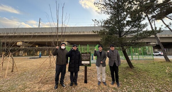 ▲ 충북TP가 한국화학융합시험연구원과 ‘탄소 상쇄 숲’을  조성한 후 기념 촬영을 하고 있다.