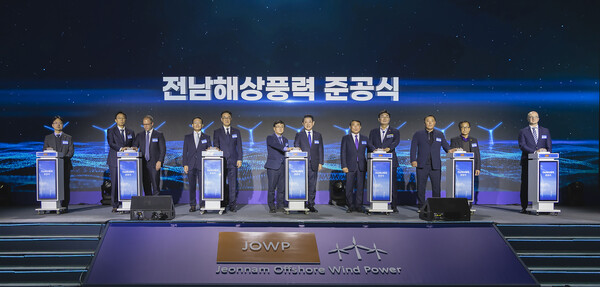 ▲ 김성환 기후에너지환경부 장관(왼쪽에서 6번째), 김영록 전라남도지사(7번째), 김대인 신안군수 권한대행(8번째), 이종수 SK이노베이션 E&S 사장(5번째), 염성진 SK수펙스추구협의회 커뮤니케이션위원장(4번째), 토마스 위베 폴슨 코펜하겐 인프라스트럭쳐 파트너스(CIP) 아태지역 대표(3번째)이 11일 전남 신안군 자은도 라마다프라자호텔에서 열린 전남해상풍력 1단지 준공식에서 기념촬영을 하고 있다.