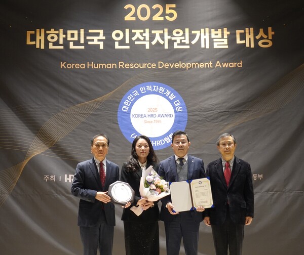 ▲김종표 한국평생교육총연합회 회장(왼쪽부터), 탁경민 한전 인사처 차장, 이정호 한전 인사처 부장, 엄준하 한국HRD협회 회장이 기념촬영을 하고 있다.