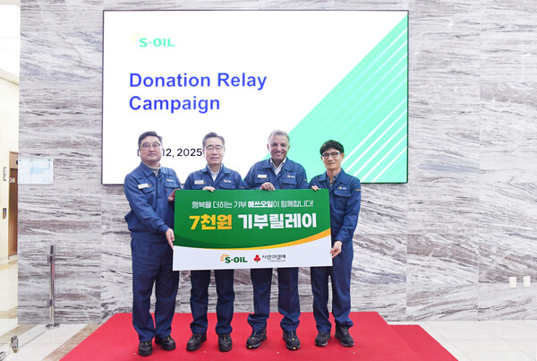 ▲ 안와르 알 하즈아지 S-OIL CEO(우 2번째)가 7천원 기부릴레이 캠페인에 동참한 김보찬 Ulsan Complex Head, 박봉수 사장(좌 2번째), 홍승표 CSO(우)와 기념 촬영을 하고 있다.