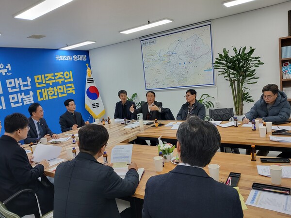 ▲ 배석록 충북LP가스판매협회장이 이영채 판매협회중앙회장 및 관내 사업자들과 함께 송재봉 의원과 LPG판매업 현안에 대한 간담회를 갖고 있다.